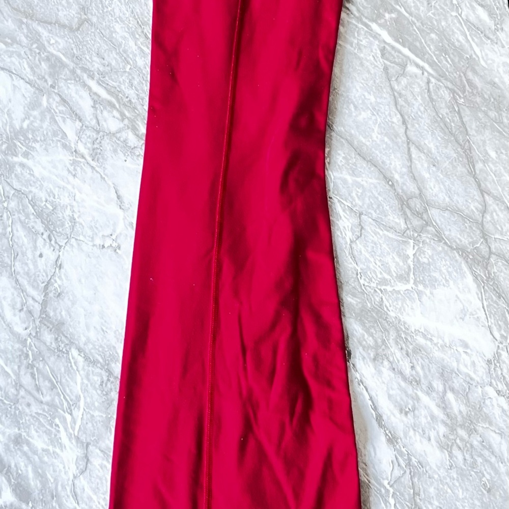 Lululemon discontinued red yoga pants